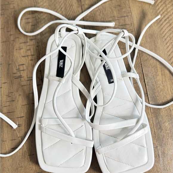 Zara White Modern Sandals with Geometric Design - Picture 2 of 10